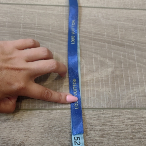 Authentic Louis Vuitton Small Gift Box with Ribbon and Cards - Picture 4 of 12